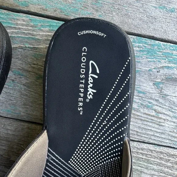 Clarks Cloudsteppers Sandals Women's Size 9 Breeze Sea Gold Black Cushion Soft - Picture 3 of 8